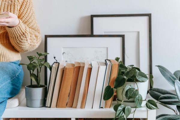Cozy corners: planten combineren met plaids, kaarsen en houttinten